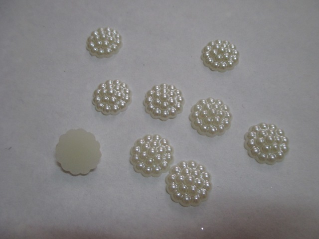 Plastový střed 10 mm - perličkový květ - ivory