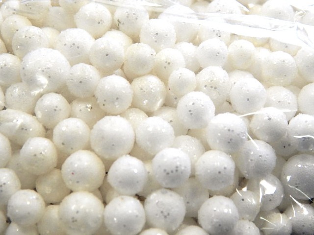 Polystyrénové kuličky bílé a krémové, 4-6mm, balení