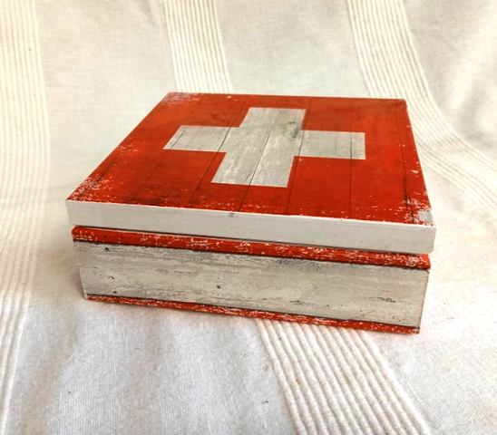 Dřevěná čtvercová krabička ZDOBENÁ Švýcarsko