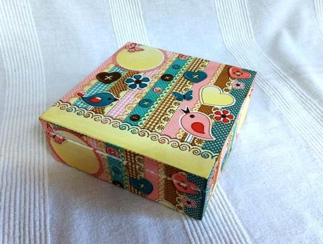 Dřevěná čtvercová krabička ZDOBENÁ malovaný ptáček